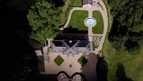 El-Castillo-De-Limatge-En-Topshot-De-Drone,-Con-Su-Jardín-Francés.