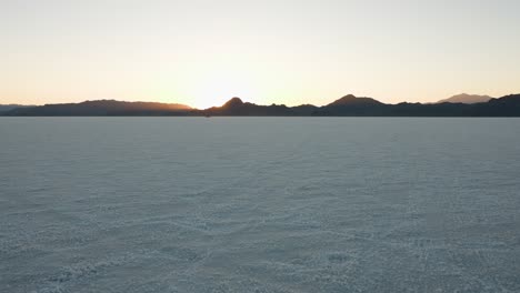 Salinas-De-Bonneville-Durante-El-Atardecer-En-4k