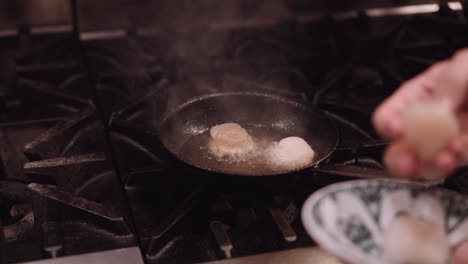 El-Cocinero-Pone-El-Pollo-En-Una-Sartén-Con-Aceite-Caliente-En-La-Cocina-De-Un-Restaurante-Con-Las-Manos