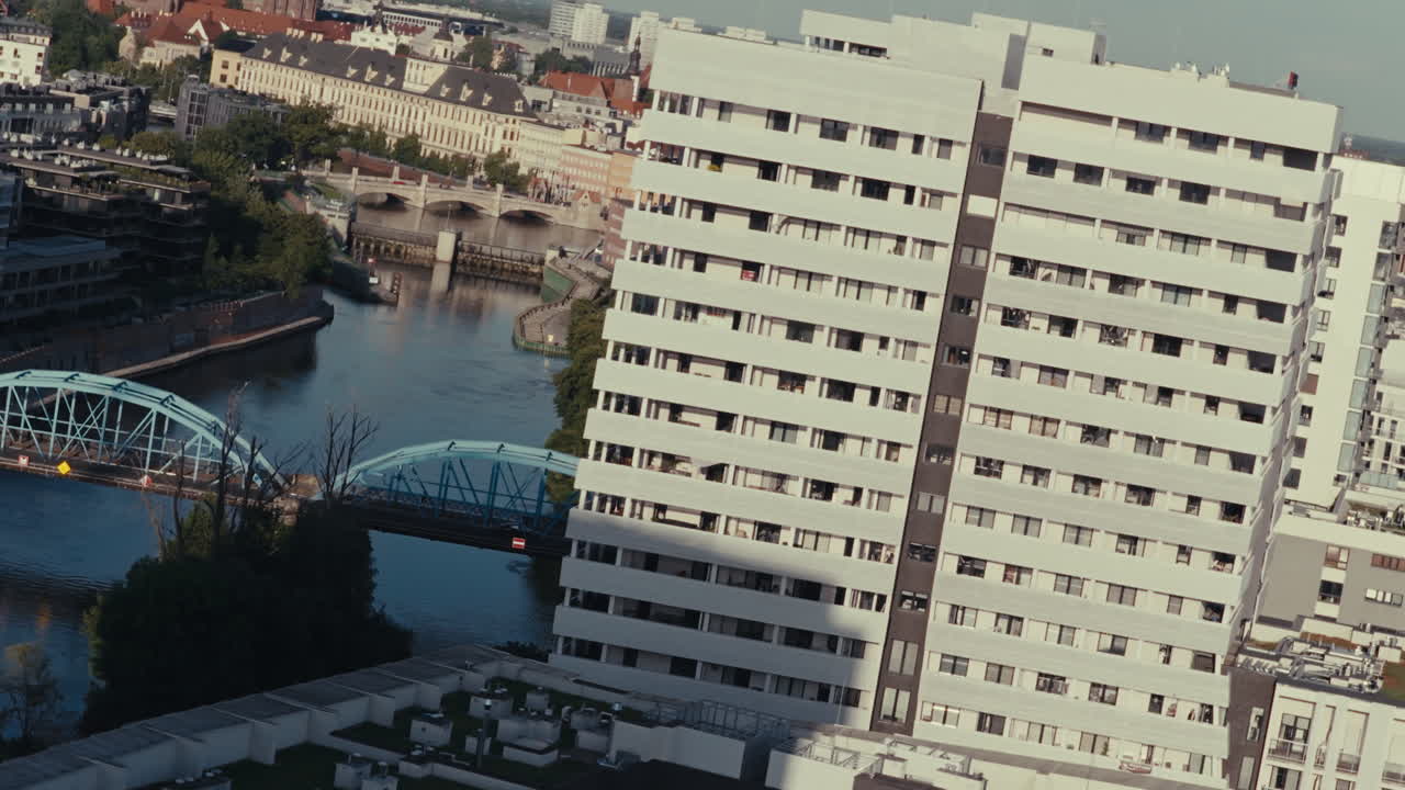 강과 다리가 있는 도시 풍경