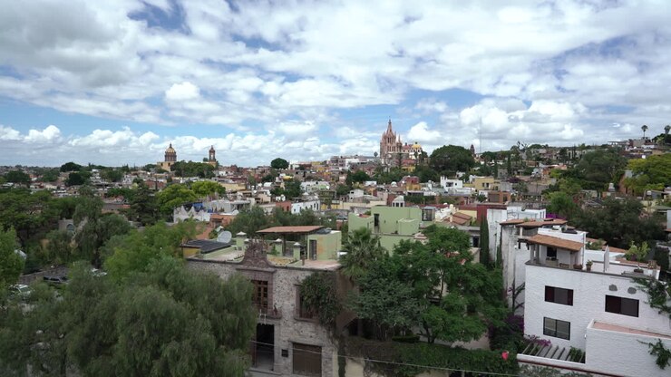 San Miguel de Allende, Guanajuato, Messico, time lapse, nuvole, Parroquia de San Miguel Arcángel e sfondo blu