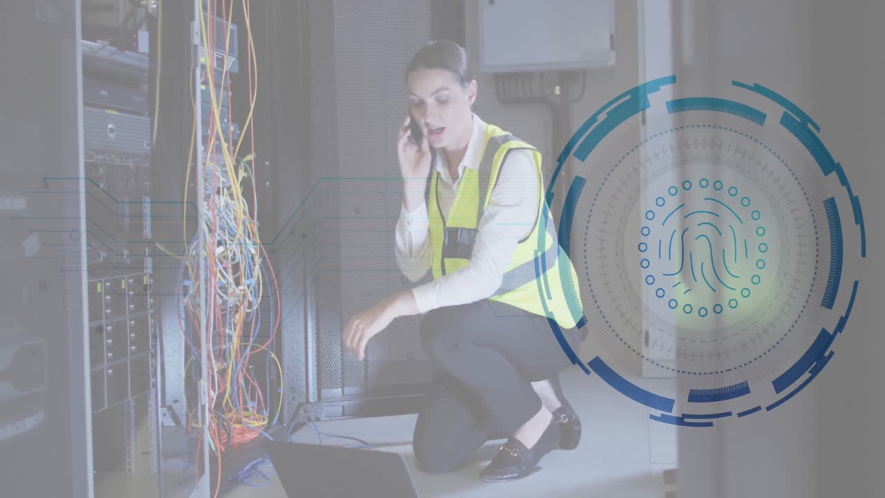 animación de un escáner de huellas dactilares sobre una ingeniera caucásica hablando en un teléfono inteligente en la sala del servidor