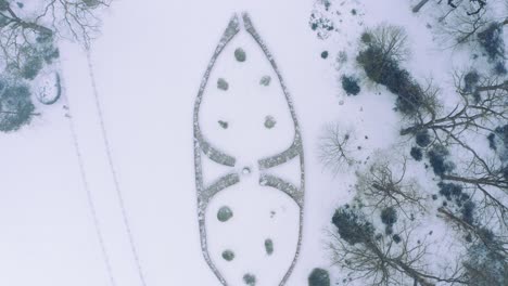 aéreo - castillo de groevenbeek en un invierno nevado, putten, países bajos, tiro ascendente