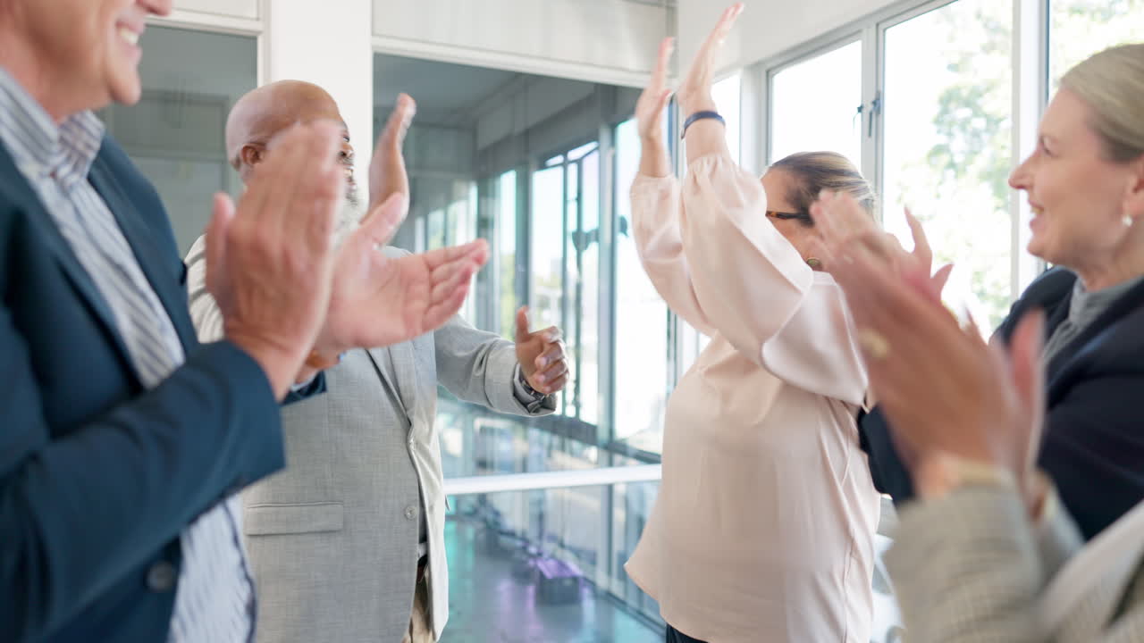 박수, 사업가들과 사무실에서 하이 파이브