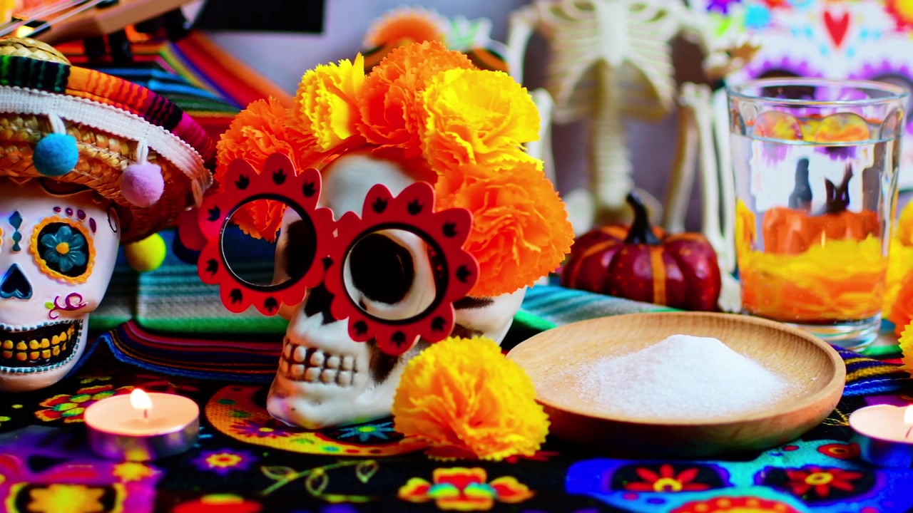 Teschi di zucchero Calavera su altare del Giorno dei Morti