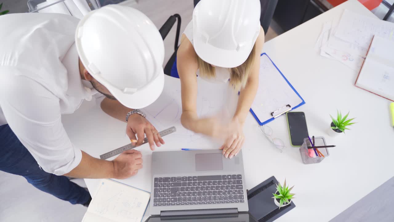 los ingenieros dibujan proyectos, arquitectura, dibujos con una regla.