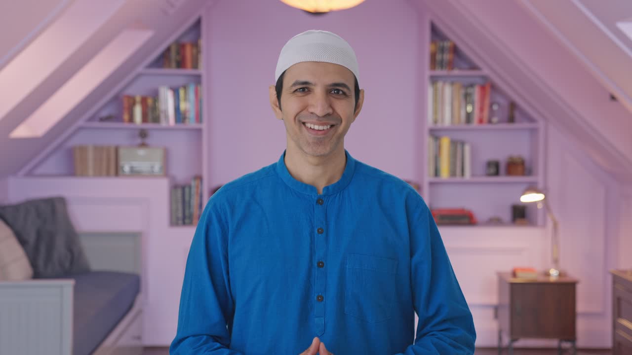 행복한 무슬림 남자가 카메라와 대화하고 있다.