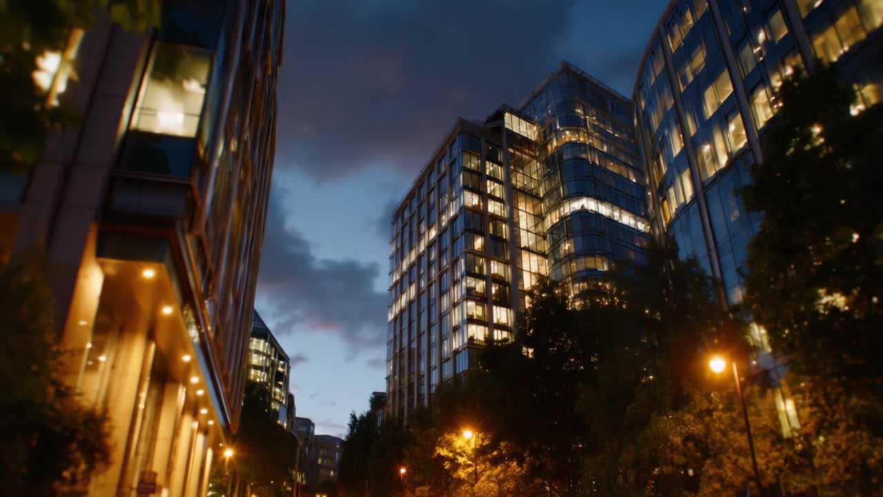 Una vista panoramica delle meraviglie architettoniche moderne al crepuscolo, che mostra finestre illuminate e luci della città contro un cielo serale suggestivo