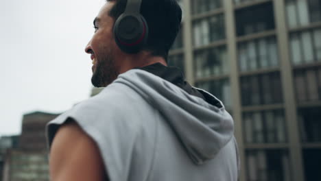 feliz, música y fitness con el hombre en la ciudad