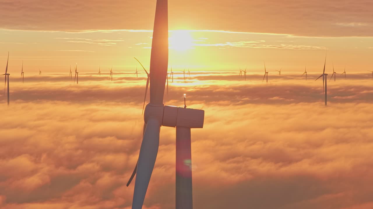 Turbin angin Laut Utara saat matahari terbit, menandai kemajuan Belanda dalam energi bersih.