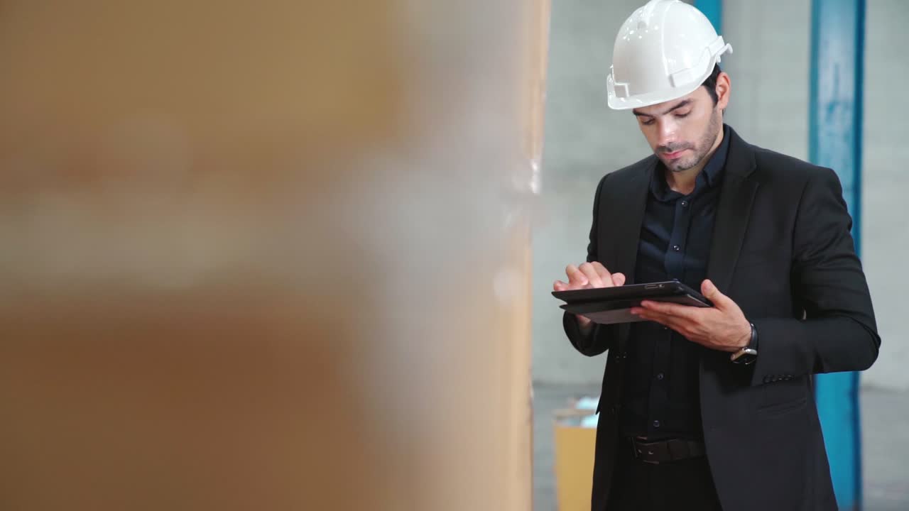 gerente de fábrica que utiliza una tableta en el almacén o la fábrica
