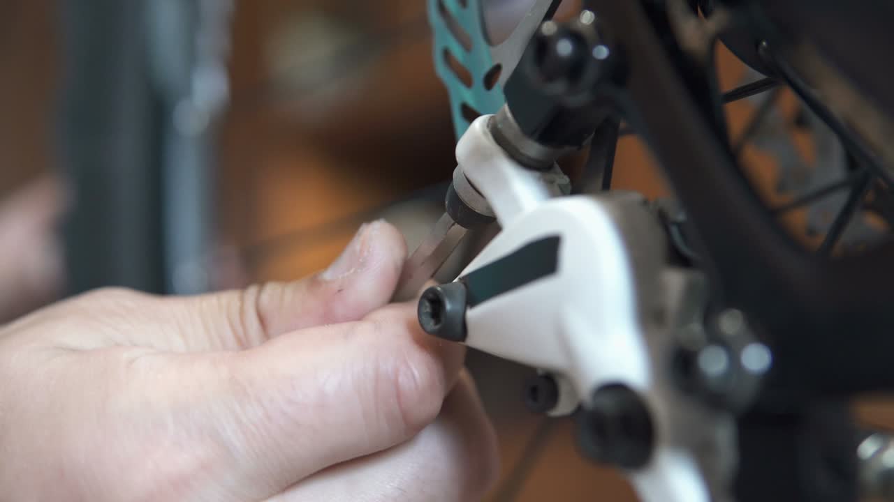 reparación de las pastillas de freno hidráulicas de una bicicleta.