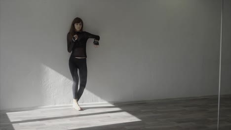 mujer bailando en un estudio