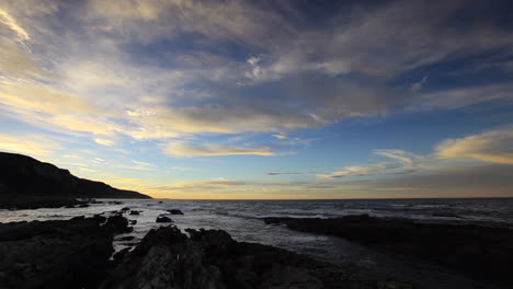 Ein-Frühmorgendliches-Landschaftsvideo-Der-Klippen-In-Tsitsikamma-Entlang-Der-Garden-Route-Im-Südlichen-Afrika-Am-Frühen-Morgen-Bei-Sonnenaufgang-Mit-Einer-Riesigen-Wolkenbank