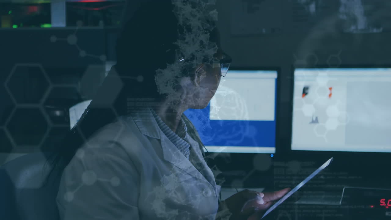 animación de datos científicos sobre una trabajadora de laboratorio afroamericana usando una tableta