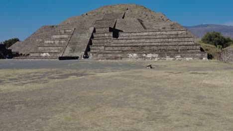 Die-Prächtige-Pyramide-Der-Sonne,-Die-In-All-Ihrer-Pracht-Eingefangen-Wird,-Während-Sie-Majestätisch-Gegen-Den-Himmel-Aufsteigt