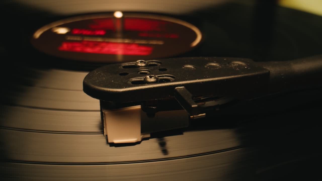 Giradischi vintage che riproduce un disco in vinile