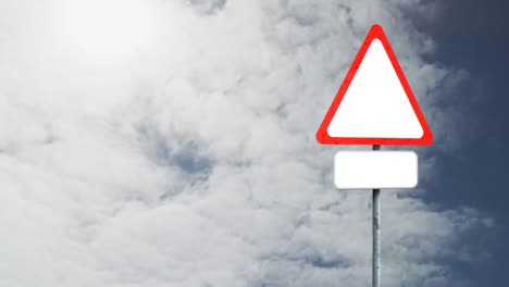 cartel en blanco con espacio de copia contra las nubes en el cielo azul
