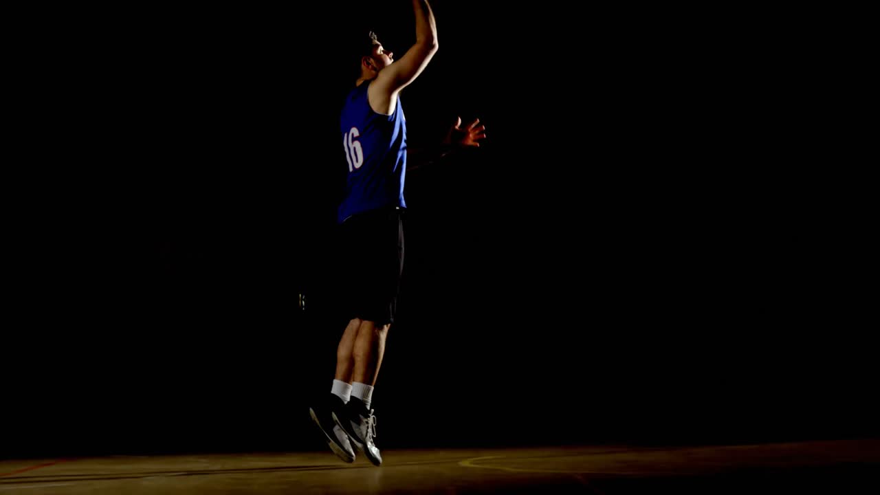 jugador de baloncesto masculino jugando en la cancha 4k