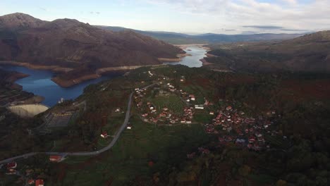 Vista-Aérea-Del-Hermoso-Paisaje-Natural-Y-El-Pueblo-De-Lindoso-En-El-Fondo