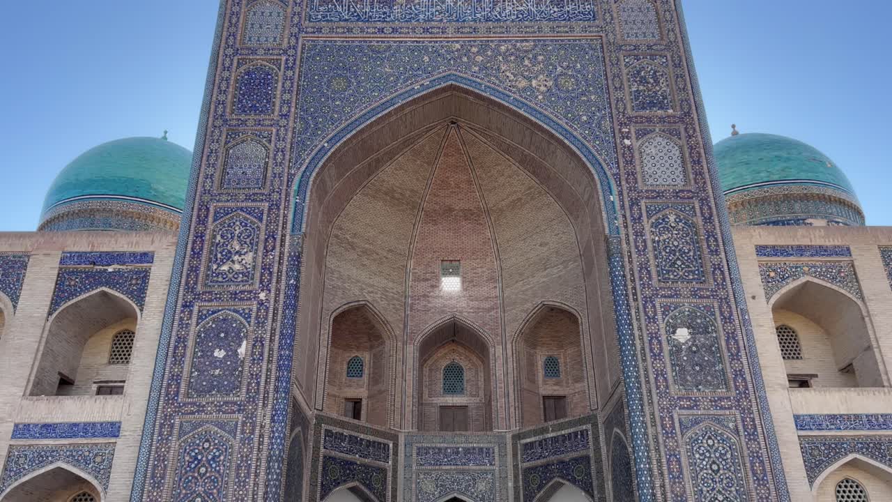 4k push in gimbal shot, демонстрирующий медресе мир-и-араб в старом городе бухары, узбекистан