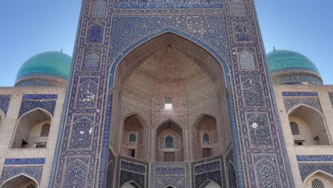 Tiro-De-Cardán-Con-Empuje-De-4k-Que-Muestra-La-Madrasa-Mir-i-arab-En-El-Casco-Antiguo-De-Bukhara,-Uzbekistán