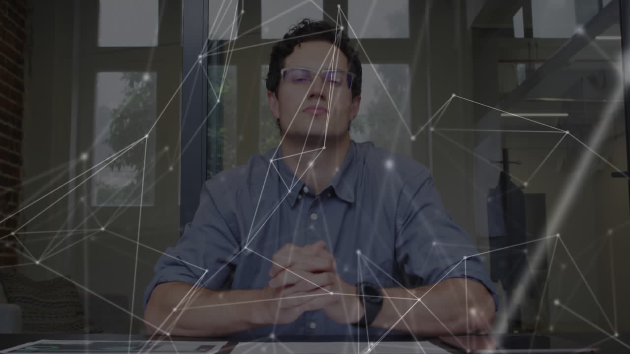 video compuesto digital de la red de conexiones contra el hombre caucásico leyendo documentos en la oficina