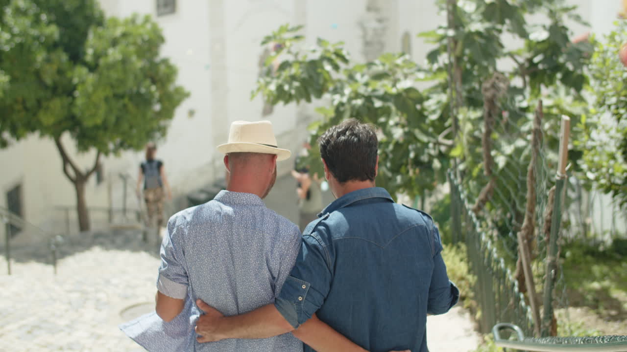 서로 껴안고 계단을 내려가는 행복한 게이들의 뒷모습