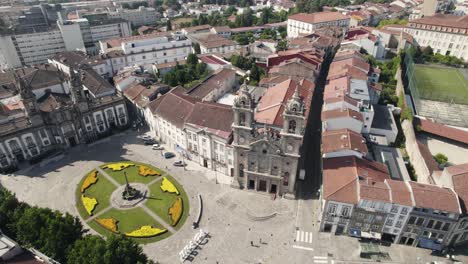 Plaza-De-La-Iglesia-De-La-Santa-Cruz-Con-Fuente-Y-Obelisco,-Braga-Portugal