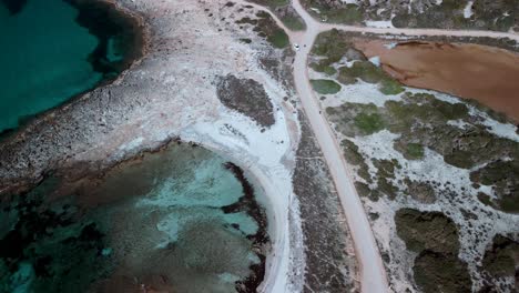 Felsige-Küste-Mit-Wegen-Zum-Strand