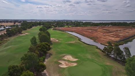 por encima de un fairway y un obstáculo de agua en el campo de golf black bull con una nueva construcción de escenario a la derecha