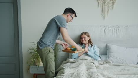 pareja disfrutando del desayuno en la cama
