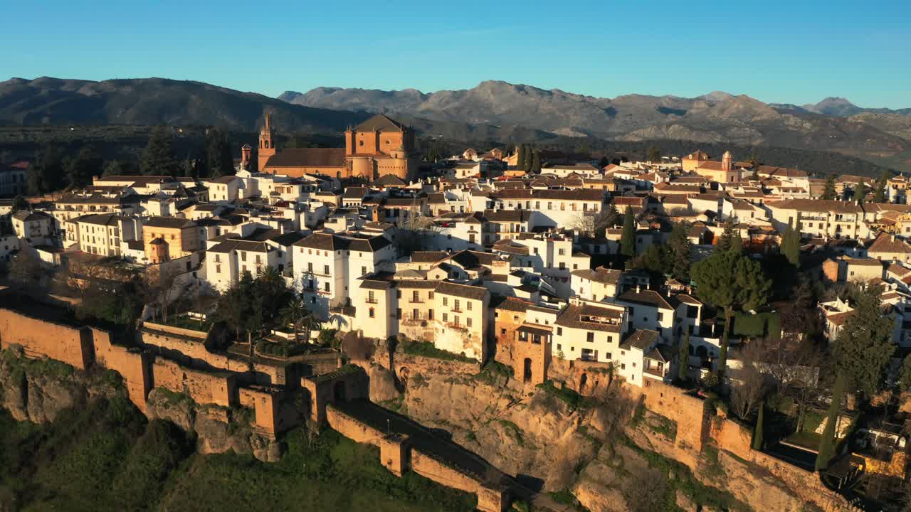 ronda puente nuevo vista aérea de drones en andalucía, españa ciudad morisca cordillera de fondo, horizonte en el pueblo turístico