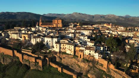 Ronda-Puente-Nuevo-Luftdrohnenansicht-In-Andalusien-Spanien-Maurische-Stadt-Bergkette-Hintergrund,-Skyline-Im-Touristendorf