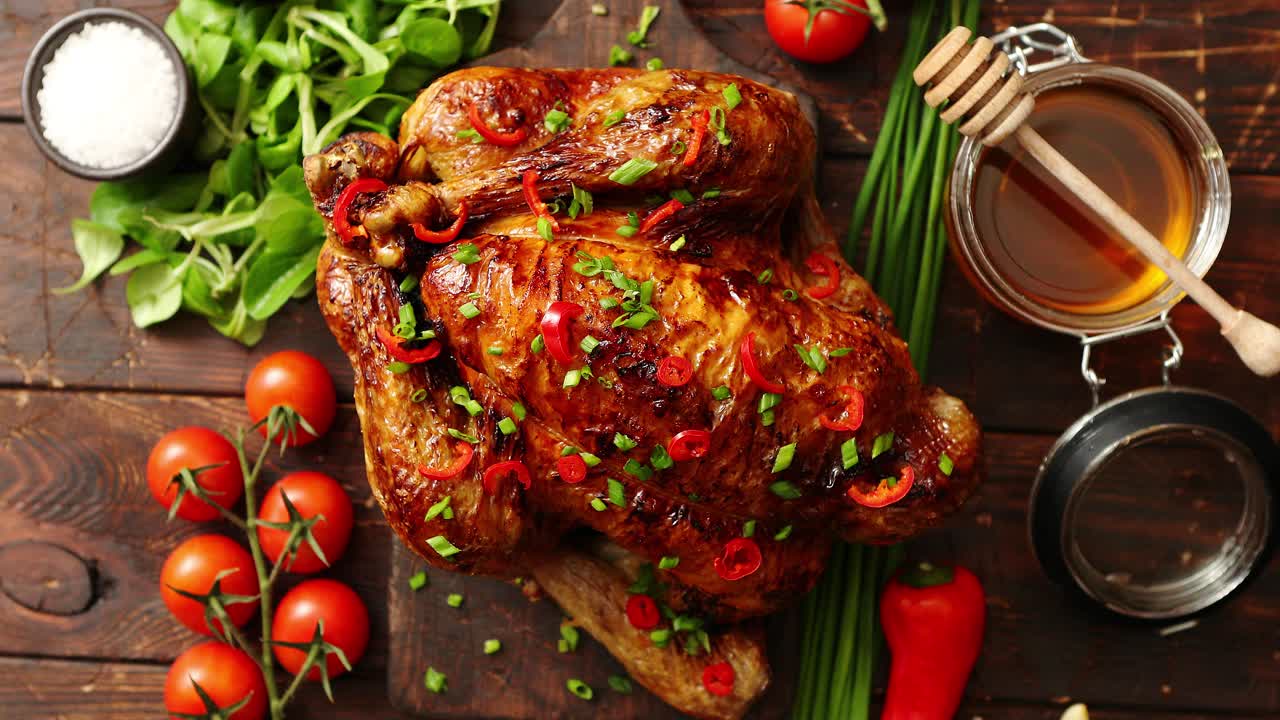 pollo o pavo entero asado servido con guindillas y cebollino