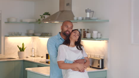 confianza, amor y matrimonio pareja abrazo mientras disfruta