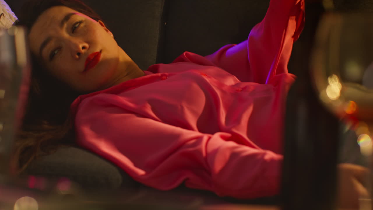 집 파티에서 술을 마신 후 소파에서 깨어난 여성은 숙취로 고통받고 있습니다.