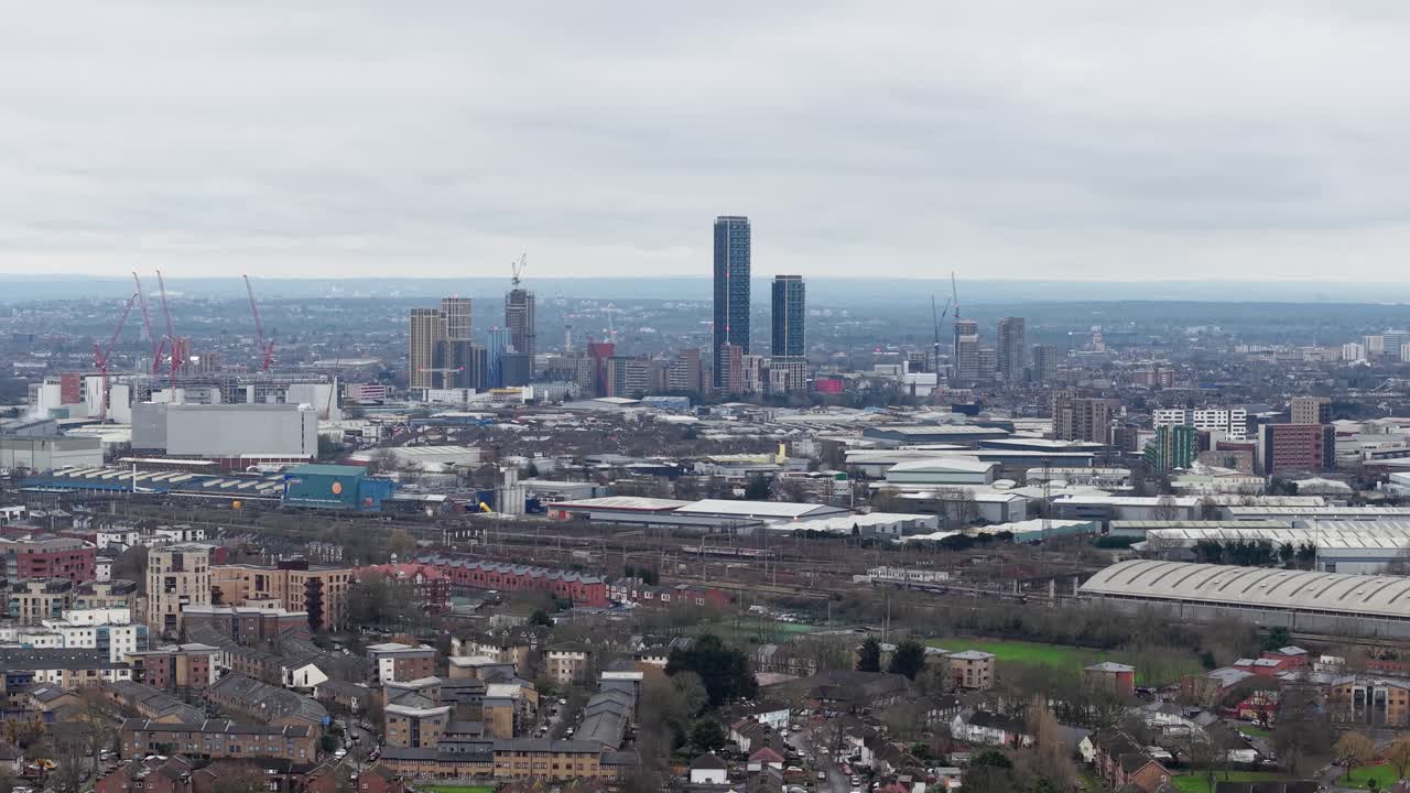Veduta aerea che domina il paesaggio urbano di Londra dalla prospettiva dei sobborghi del centro di Wembley