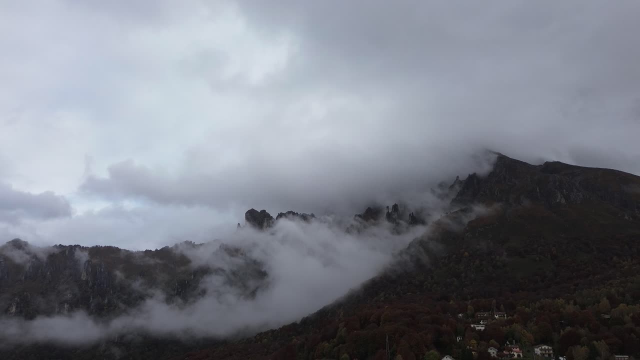 The white clouds that cover a mountain are nature's embrace, and admiring them brings with it nostalgia and a cold atmosphere, but of tranquility and love