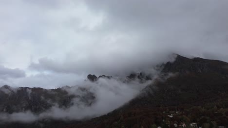 the white clouds that cover a mountain are nature's embrace, and admiring them brings with it nostalgia and a cold atmosphere, but of tranquility and love