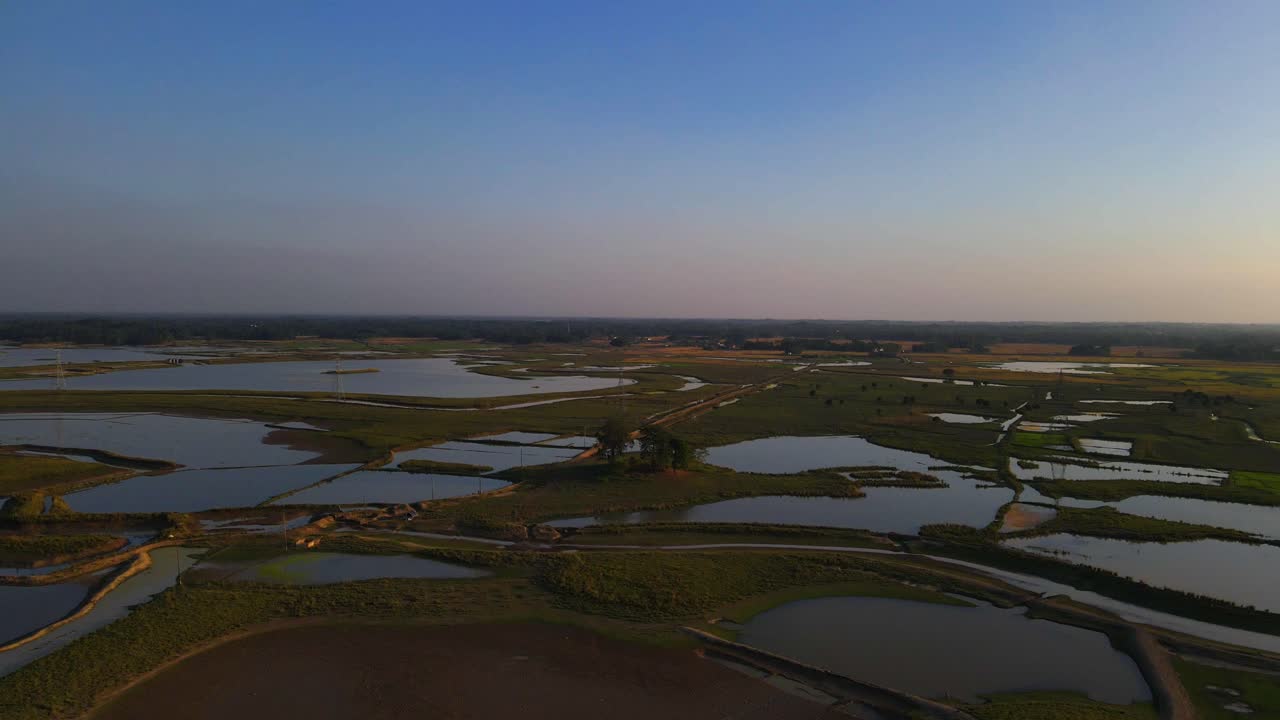 Vista aerea di un vasto paesaggio allagato, cambiamenti climatici, eventi meteorologici estremi.