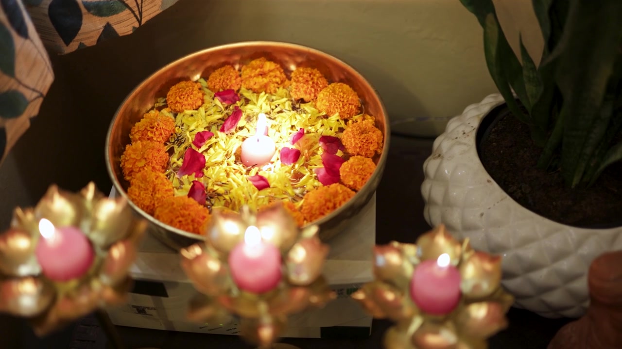 Decorazioni tradizionali per la casa per feste con candele luminose e composizione di fiori di calendula