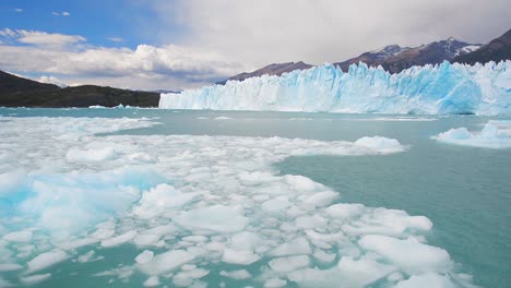 Floating-icebergs-on-a-Lake-Argentino-and-Perito-Morento-glacier-in-Patagonia,-Argentina