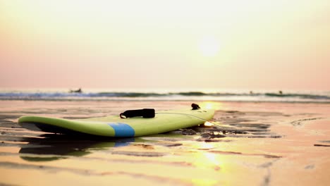 Landschaft-Mit-Gelbem-Surfbrett-Am-Schönen-Strand-An-Der-Französischen-Küste