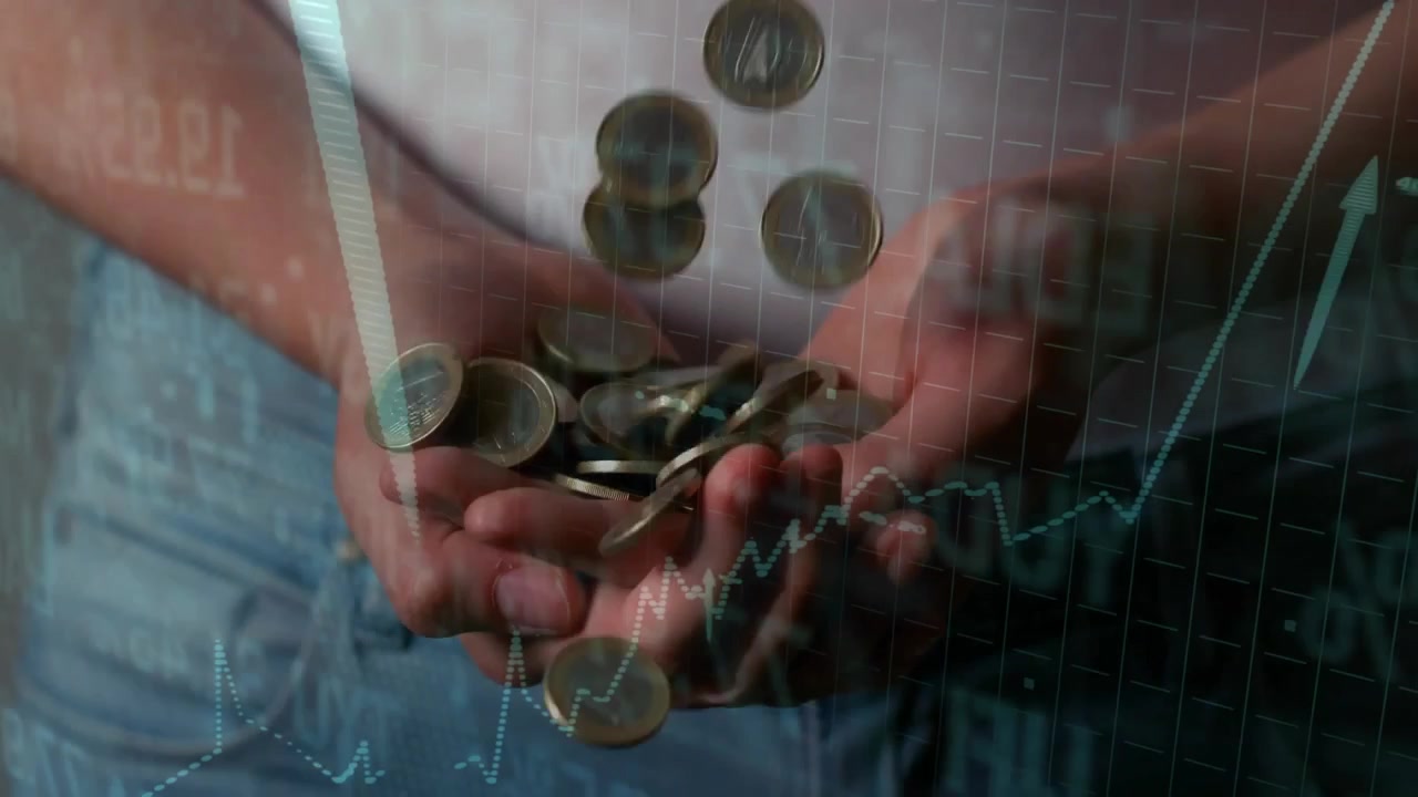 Kupade händer fångar fallande mynt uppifrån samtidigt som finansiella diagram och pilar stiger och visar tillväxt