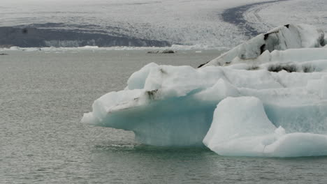 Icebergs-Glaciares-Se-Derriten-Lentamente-En-La-Laguna-Jokulsarlon,-Islandia