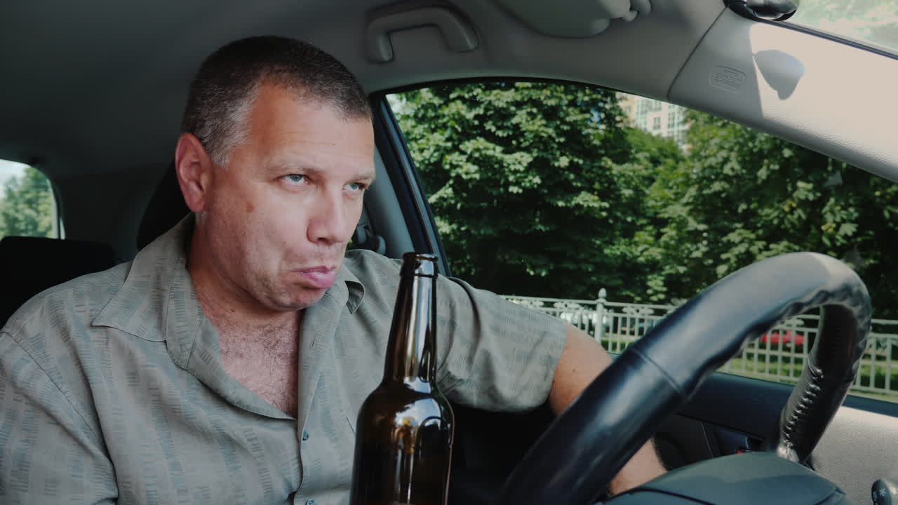 el conductor bebe alcohol al volante peligroso concepto de comportamiento ilegal