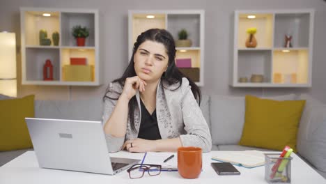 Mujer-Trabajadora-De-Oficina-En-Casa-Haciendo-Un-Gesto-Negativo-A-La-Cámara.