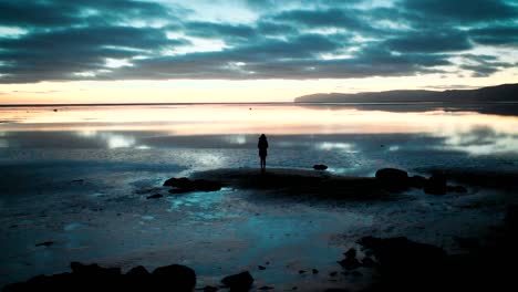 Puesta-De-Sol-Reflejo-En-El-Océano-Islandia-Playa-Drone-Círculo-Tiro