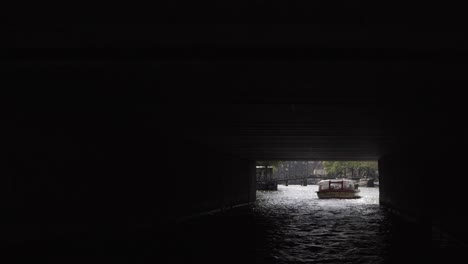 Crucero-Típico-En-Barco-Por-Los-Famosos-Canales-De-Amsterdam,-Pasando-Puentes